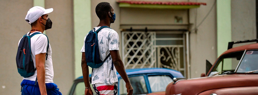 Un hombre con un short con la bandera de Estados Unidos, camina por calles de La Habana el 19 de julio de 2021. Foto Afp