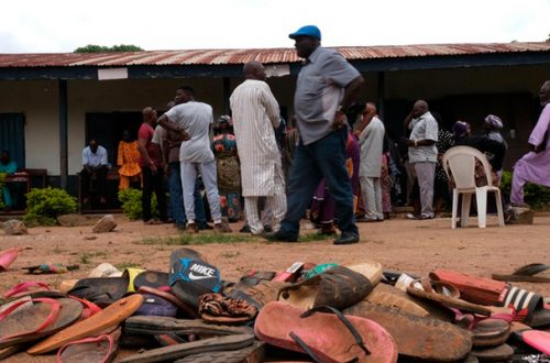 Las pertenencias de un grupo de alumnos secuestrados en Nigeria, el pasado 14 de julio. Foto Afp