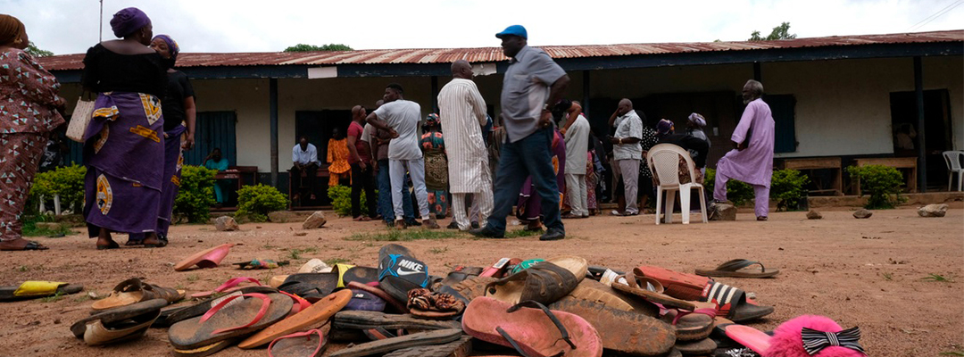 Las pertenencias de un grupo de alumnos secuestrados en Nigeria, el pasado 14 de julio. Foto Afp