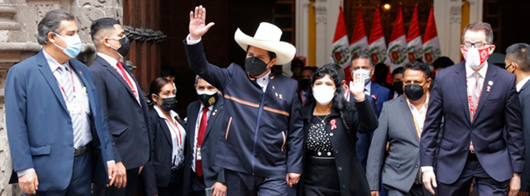 "Juro por los pueblos del Perú, por un país sin corrupción y por una nueva Constitución", señaló Pedro Castillo al tomar protesta como presidente de Perú, el 28 de julio de 2021. Foto Ap