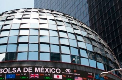 Sede de la Bolsa Mexicana de Valores, ubicada en Paseo de la Reforma, en la Ciudad de México. Foto Cuartoscuro / Archivo
