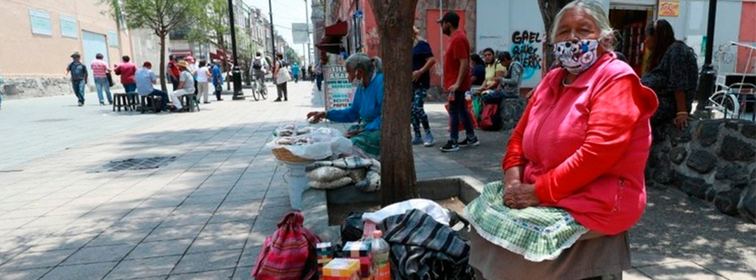 Una vendedora ambulante en la Ciudad de México. Foto María Luisa Severiano / Archivo