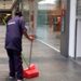 Los trabajadores de limpieza son los más afectados por la subcontratación. Foto Cristina Rodríguez/ archivo