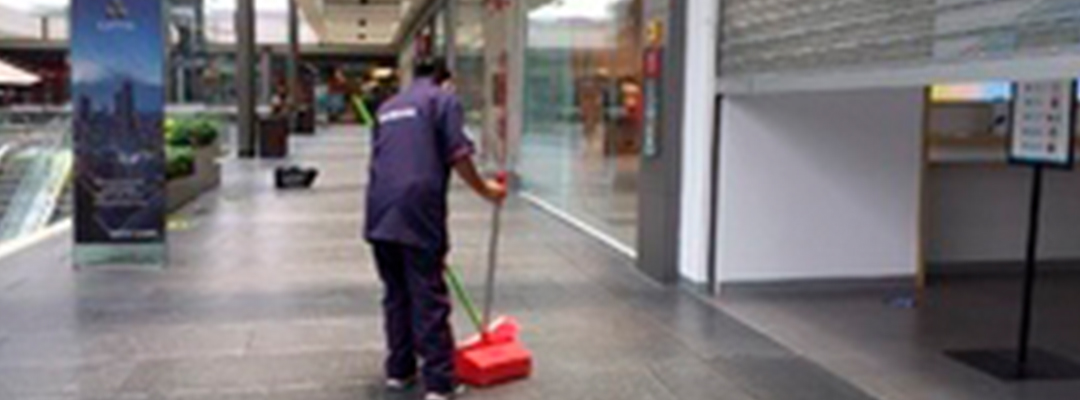 Los trabajadores de limpieza son los más afectados por la subcontratación. Foto Cristina Rodríguez/ archivo