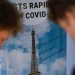 Visitantes se registran para una prueba de coronavirus en la Torre Eiffel, en París, el 21 de julio de 2021. Foto Ap