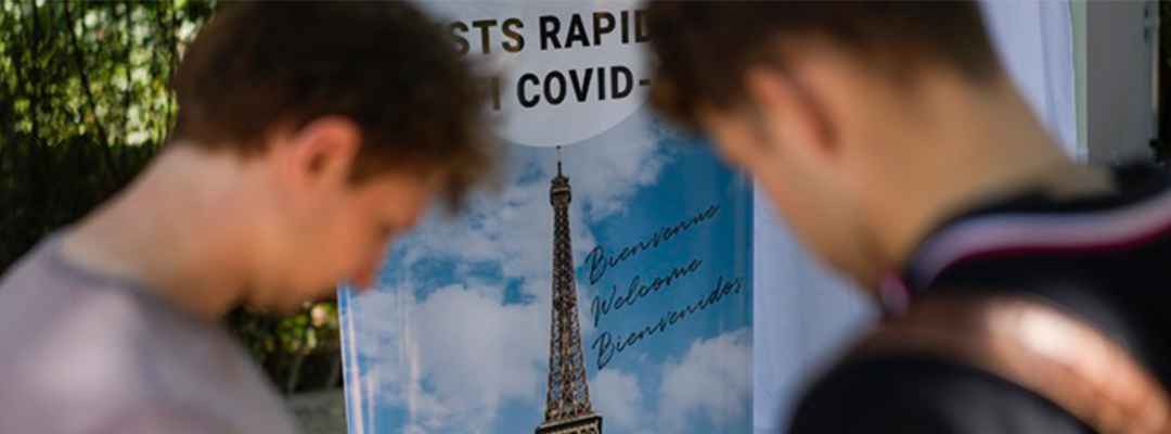 Visitantes se registran para una prueba de coronavirus en la Torre Eiffel, en París, el 21 de julio de 2021. Foto Ap