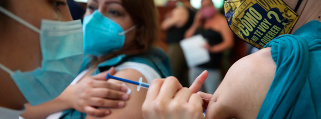 Personal de salud aplica una vacuna antiCovid en un módulo de vacunación en la alcaldía Cuauhtémoc. Foto José Antonio López
