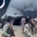 Cientos de afganos corrieron al aeropuerto en busca de subirse algún vuelo para escapar de la crisis violenta con Estados Unidos. Foto Ap