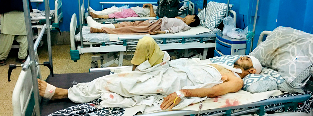 Sobrevivientes de los atentados en el aeropuerto de Kabul reciben atención médica en un centro hospitalario. Foto Ap