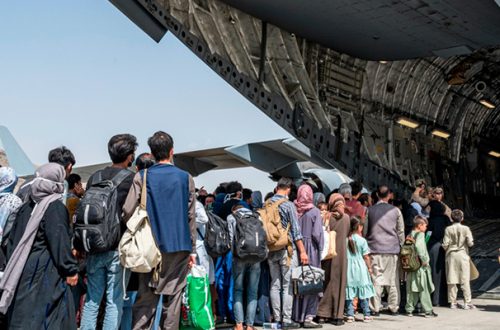 El portavoz del Pentágono, John Kirby, dijo que el número de personas evacuadas de Afganistán por transporte aéreo desde julio asciende a 42 mil. La imagen, en el Aeropuerto Internacional Hamid Karzai en Kabul, el 21 de agosto de 2021. Foto la Fuerza Aérea estadunidense vía Ap