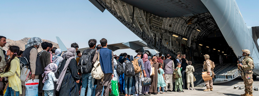 El portavoz del Pentágono, John Kirby, dijo que el número de personas evacuadas de Afganistán por transporte aéreo desde julio asciende a 42 mil. La imagen, en el Aeropuerto Internacional Hamid Karzai en Kabul, el 21 de agosto de 2021. Foto la Fuerza Aérea estadunidense vía Ap
