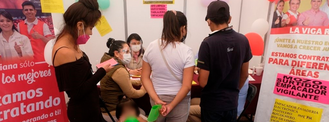 Ciudadanos solicitan información en un stand de la Feria Nacional del Empleo 2021, realizada en la explanada de la alcaldía Iztacalco, en la capital del país, el 12 de agosto de 2021. Foto José Antonio López