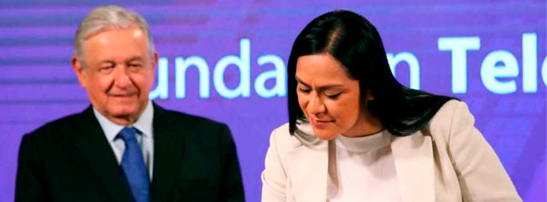 El presidente Andrés Manuel López Obrador al presenciar la firma de la subsecretaria del Bienestar, Ariadna Montiel, para el convenio con la Fundación Teletón. Foto: Especial