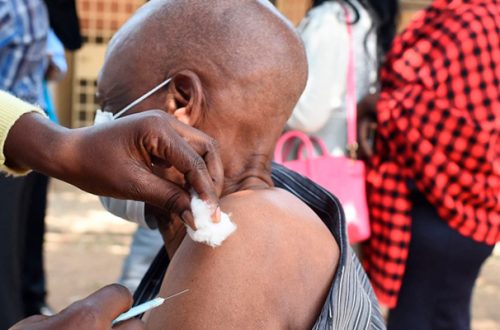 Aplicación de la vacuna de AstraZeneca contra el coronavirus en Nairobi, Kenia, el 10 de agosto de 2021. Foto Afp