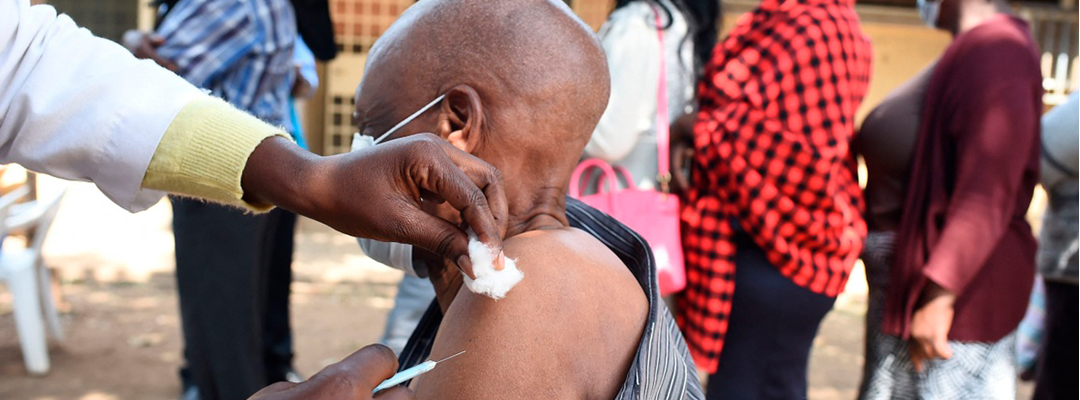Aplicación de la vacuna de AstraZeneca contra el coronavirus en Nairobi, Kenia, el 10 de agosto de 2021. Foto Afp