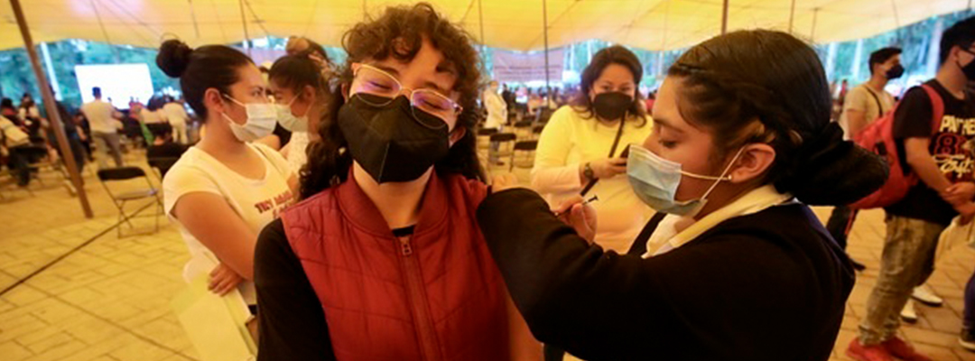 Personal de salud aplica una dosis de la vacuna antiCovid en el módulo instalado en Xochimilco. Foto Luis Castillo