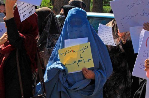Por lo menos una de las manifestantes llevaba burka, mientras que las demás llevaban un simple velo que ocultaba sus cabellos, orejas y cuello en Herat, Afganistán, el 2 de septiembre de 2021. Foto Afp