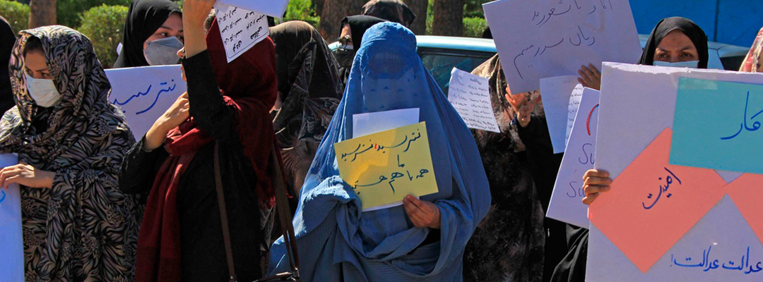 Por lo menos una de las manifestantes llevaba burka, mientras que las demás llevaban un simple velo que ocultaba sus cabellos, orejas y cuello en Herat, Afganistán, el 2 de septiembre de 2021. Foto Afp