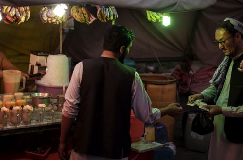 Afganos compran jugo en un mercado de Kabul. Foto Ap