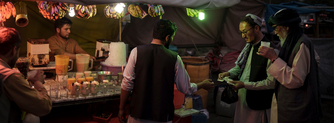 Afganos compran jugo en un mercado de Kabul. Foto Ap