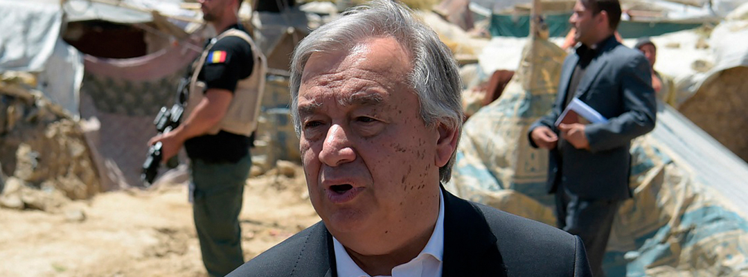 Antonio Guterres, secretario general de la ONU, durante una visita en junio de 2017 a un campamento de desplazados en las afueras de Kabul, Afganistán. Foto Afp/Archivo