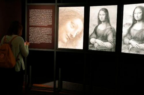 Una mujer observa una de las muestras de la exposición 'Leonardo y la copia de la Mona Lisa. Nuevos planteamientos sobre la práctica del taller vinciano', en el Auditorio del Museo del Prado, a 27 de septiembre de 2021, en Madrid (España). La exposición q - Eduardo Parra - Europa Press