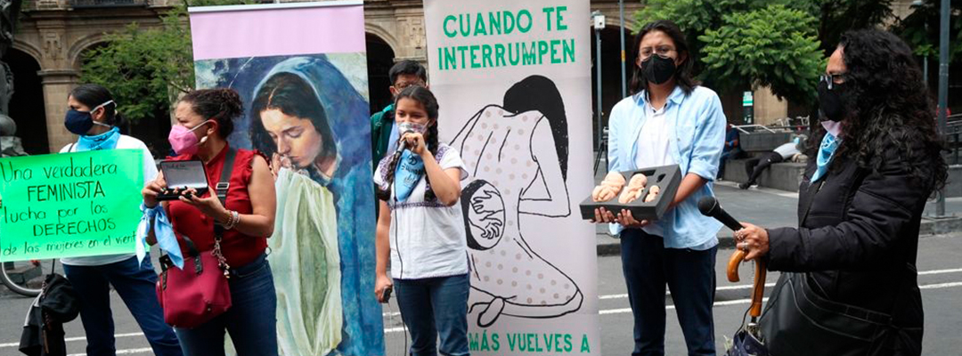 Colectivos pro vida frente a la puerta principal de la Suprema Corte de Justicia de la Nación, que el pasado 7 de septiembre despenalizó el aborto. Foto María Luisa Severiano