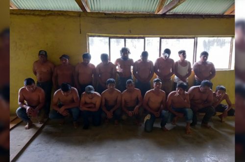 Los 18 operadores de mototaxis retenidos por ejidatarios de Altamirano, Chiapas. Foto La Jornada