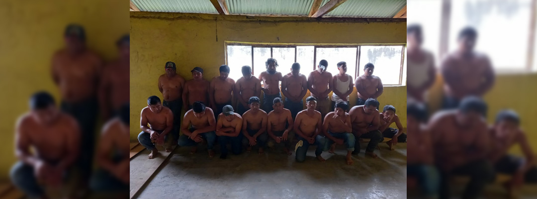 Los 18 operadores de mototaxis retenidos por ejidatarios de Altamirano, Chiapas. Foto La Jornada