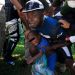 © Proporcionado por La Jornada Un migrante haitiano es detenido junto con un menor por personal del INM en la localidad de Escuintla, Chiapas. Foto Afp