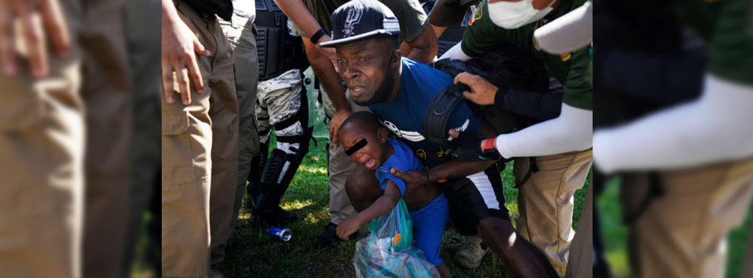 © Proporcionado por La Jornada Un migrante haitiano es detenido junto con un menor por personal del INM en la localidad de Escuintla, Chiapas. Foto Afp
