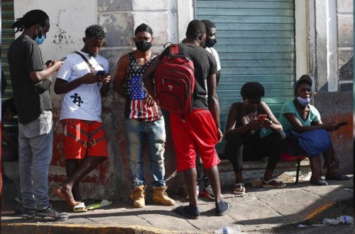 Miles de haitianos se encuentran varados en la ciudad de Tapachula esperando resolver su estatus migratorio para poder seguir su camino a Estados Unidos. Foto Víctor Camacho