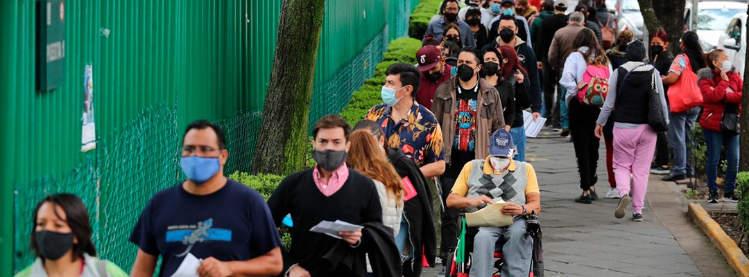 Personas esperan su turno para vacunarse en el CMN Siglo XXI del IMSS. Foto Roberto García