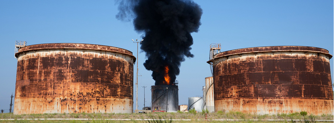 Bomberos extinguen un incendio en una instalación petrolera en la ciudad de Zahrani, al sur de la ciudad portuaria de Sidón, Líbano, el 11 de octubre de 2021. Foto Ap
