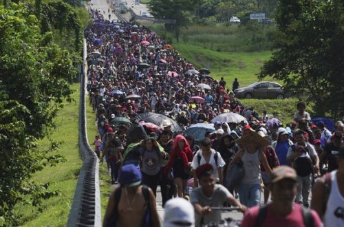 Caravana migrante a su llegada al municipio de Villa Comaltilán, Chiapas este 27 de octubre de 2021. Foto Ap