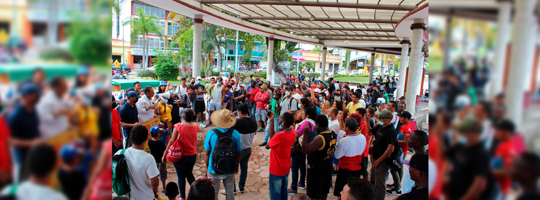 Migrantes indocumentados se réunen frente a las instalaciones del Poder Judicial de la Federación, en Tapachula, Chiapas (EFE)