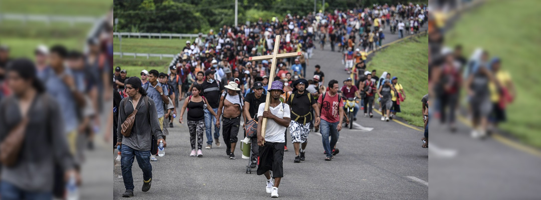 Después de casi diez horas de caminata con descansos intermitentes, la caravana de migrantes detuvo su marcha para pasar la noche en la cabecera municipal del municipio de Huixtla. Foto Cuartoscuro