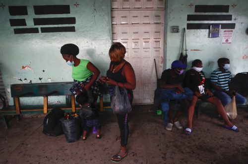 Migrantes, en su mayoría provenientes de Haití, llegan a Tapachula, Chiapas, durante su viaje hacia el norte. Foto Víctor Camacho / Archivo