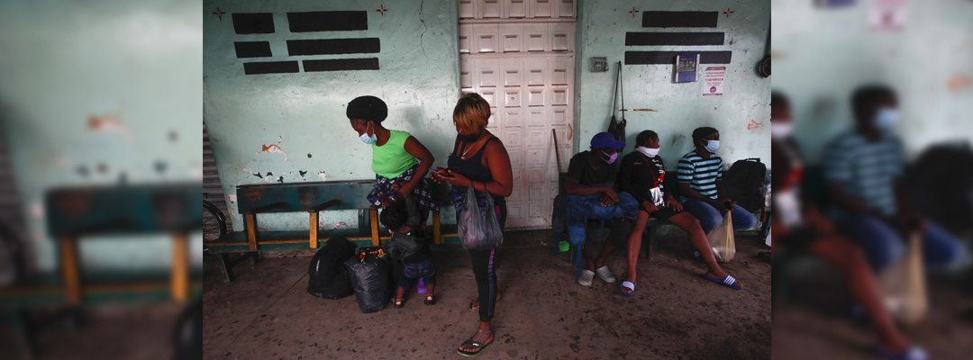 Migrantes, en su mayoría provenientes de Haití, llegan a Tapachula, Chiapas, durante su viaje hacia el norte. Foto Víctor Camacho / Archivo