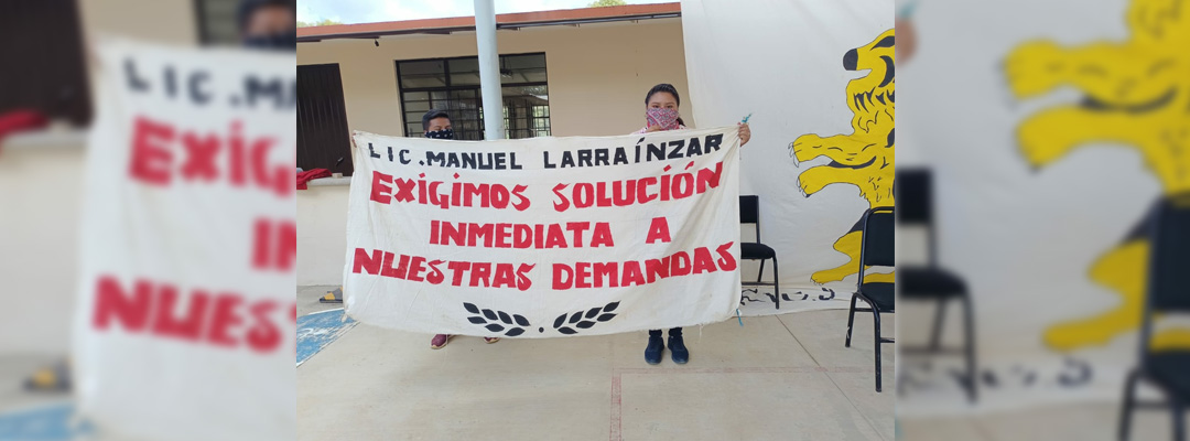 Estudiantes de la Escuela Normal Manuel Larráinzar exigieron a la Fiscalía de Chiapas eliminar la carpeta de investigación que inició en contra de tres de sus compañeros. Foto La Jornada