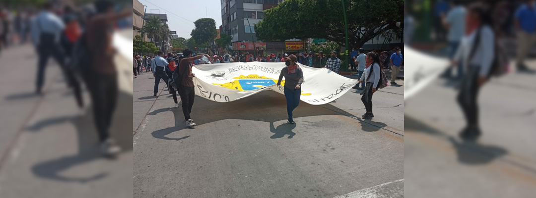 Más de cien alumnos de la normal Manuel Larráinzar marcharon en calles de Tuxtla Gutiérrez, Chiapas. Foto La Jornada