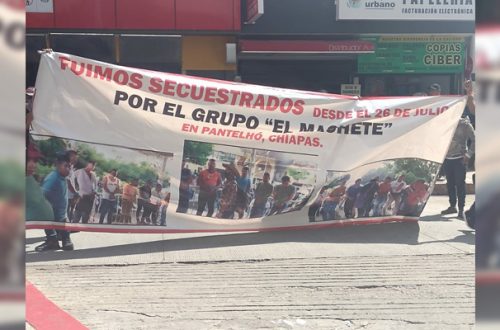 Habitantes de 86 comunidades indígenas de Pantelhó, Chiapas, piden la renuncia del alcalde, el 26 de octubre de 2021. Foto La Jornada