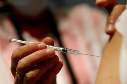 Existe la preocupación de que la protección de la vacuna disminuye tras las dos primeras inyecciones. (Foto: Reuters)