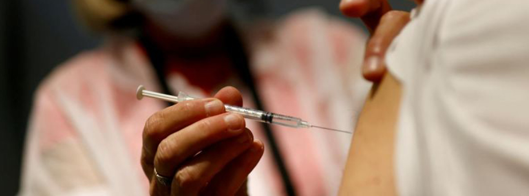 Existe la preocupación de que la protección de la vacuna disminuye tras las dos primeras inyecciones. (Foto: Reuters)