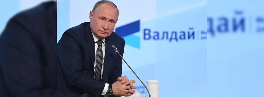El presidente ruso, Vladimir Putin, durante su participación ayer en la clausura del club de debate Valdai que se celebra en el balneario de Sochi. Foto Ap