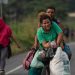 Integrantes de la caravana migrante se desplazan en bicicleta por el estado de Veracruz. Foto Ap