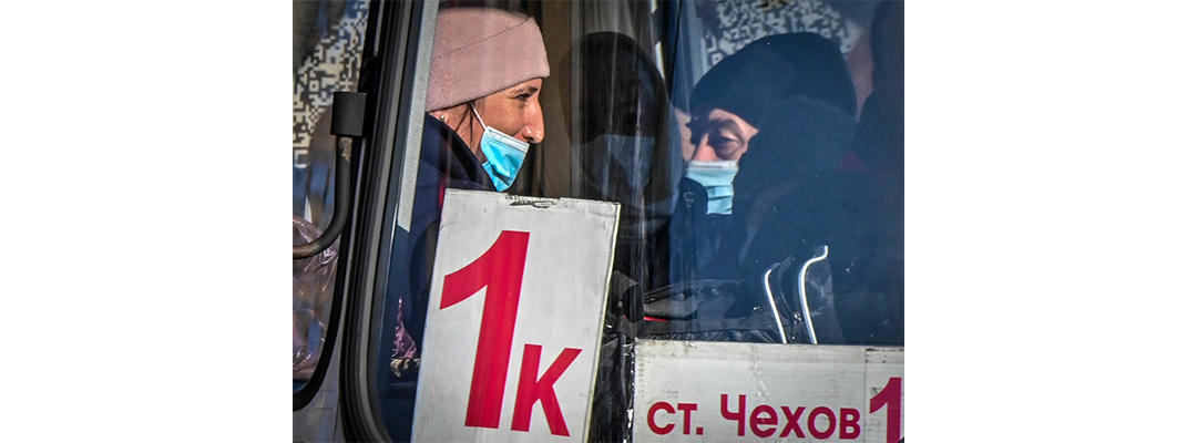 El aumento de contagios y muertes por Covid-19 en Rusia se da en medio de una baja tasa de vacunación. En la imagen, usuarios dentro de un autobús en la ciudad de Chéjov, a unos 75 kilómetros de Moscú, el 10 de noviembre de 2021. Foto Afp