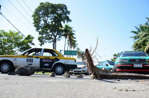 Migrantes, principalmente haitianos, bloquearon la carretera Tapachula-Puerto Madero luego de que el INM no les otorga un a visa humanitaria que les permitiría transitar por el país de forma regular. Foto Cuartoscuro