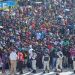 Cerca de cinco mil extranjeros se congregaron en las inmediaciones del estadio Olímpico de Tapachula, Chiapas, ante la promesa del INM de que serían trasladados a otros estados para “destrabar” sus solicitudes de asilo. Foto Cuartoscuro