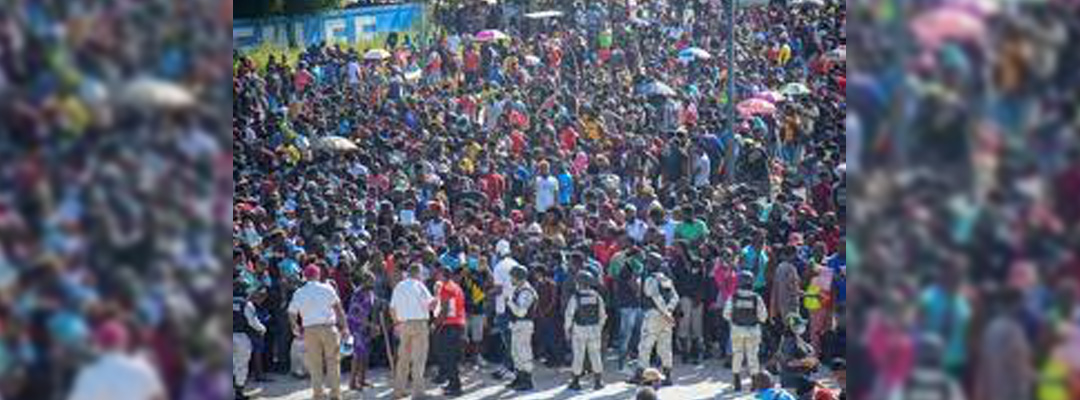 Cerca de cinco mil extranjeros se congregaron en las inmediaciones del estadio Olímpico de Tapachula, Chiapas, ante la promesa del INM de que serían trasladados a otros estados para “destrabar” sus solicitudes de asilo. Foto Cuartoscuro